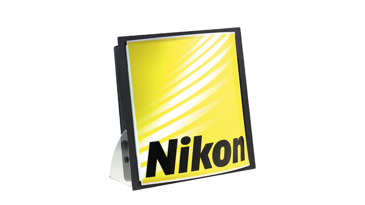 Insegna-luminosa-interno-display-banco-sospensione-Nikon-Pubbliforma-Promotion.jpg